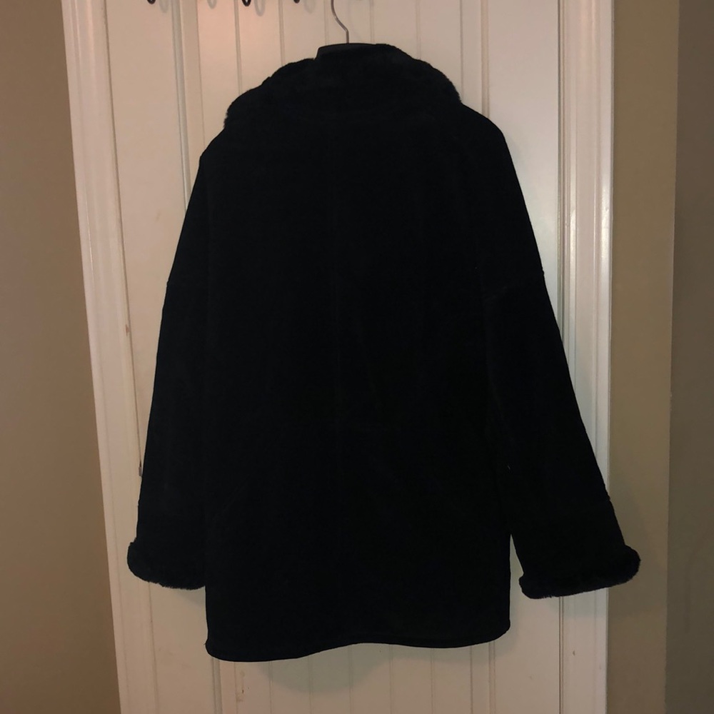 3/4 length suede shearling coat. Faux fur collar.